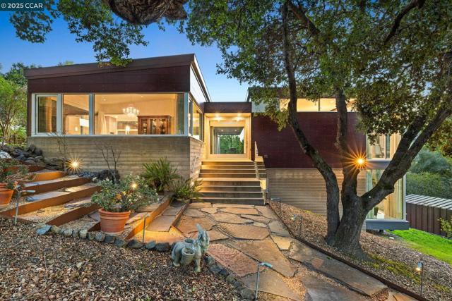 2 Crane Ct, Orinda CA: https://media.crmls.org/mediaz/14c19669-56de-4be9-9cfa-d6f1a6250fca.jpg