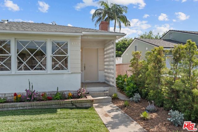 4222 Corinth Avenue, Los Angeles CA: https://media.crmls.org/mediaz/14c27eaf-a767-46f7-915e-1b29615e0945.jpg