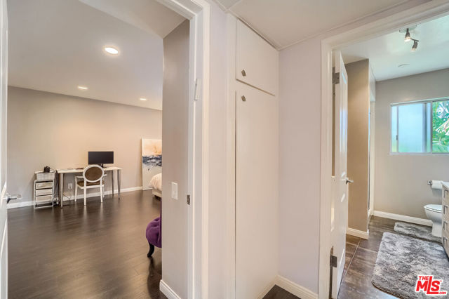 910 S HOLT Avenue, Los Angeles CA: https://media.crmls.org/mediaz/14c51899-2d19-4a72-b90c-67b66ec034db.jpg