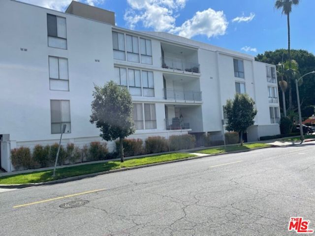 9297 Burton Way, Beverly Hills CA: https://media.crmls.org/mediaz/14c58ed0-e068-400c-bdbb-d2173faa99cb.jpg