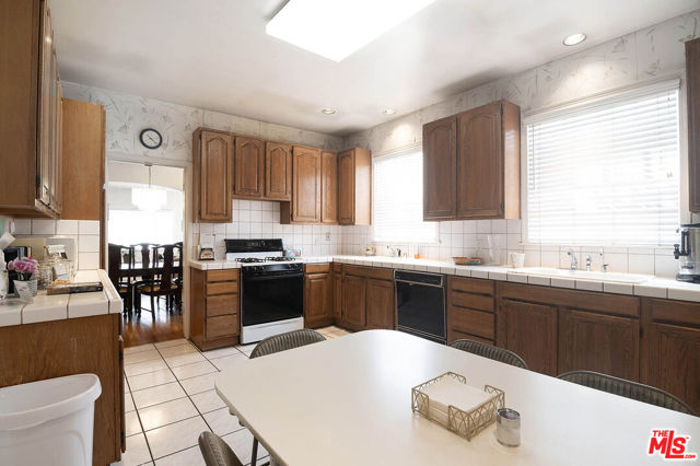 539 N Poinsettia Place, Los Angeles CA: https://media.crmls.org/mediaz/14c61424-72d4-438c-a45a-014c4150904d.jpg