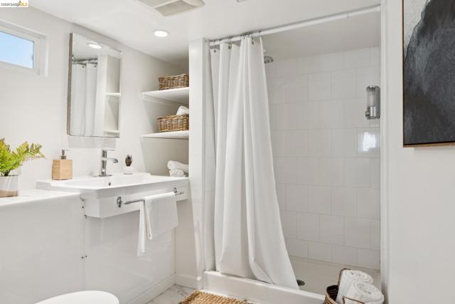 1509 Francis St, Albany CA: https://media.crmls.org/mediaz/14c61881-d493-4dd8-b8ab-fe321dc9376e.jpg