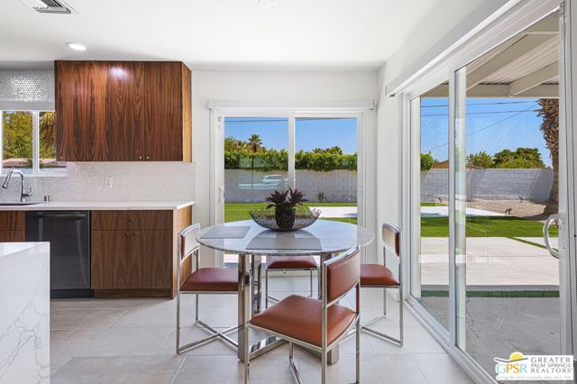 2002 N Whitewater Club Drive, Palm Springs, CA 92262