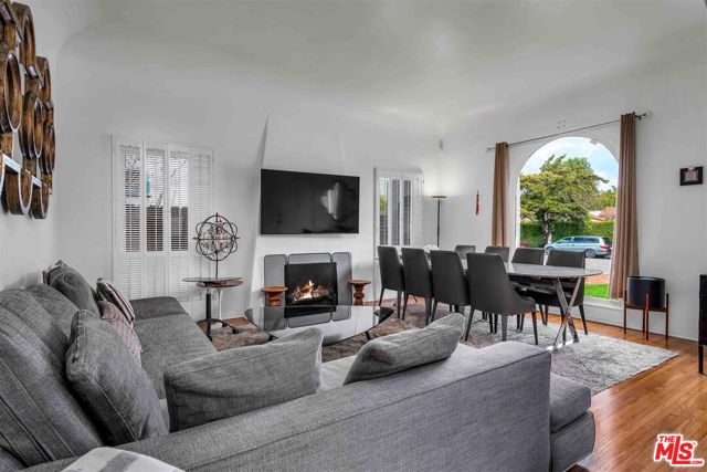 928 26th Street, Santa Monica CA: https://media.crmls.org/mediaz/14c72603-395e-44e4-94a9-4e116de297b4.jpg