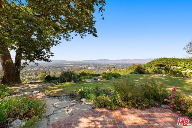 15401 Mulholland Drive, Los Angeles CA: https://media.crmls.org/mediaz/14c7a88e-cb7f-49c7-b013-cb286395dc57.jpg