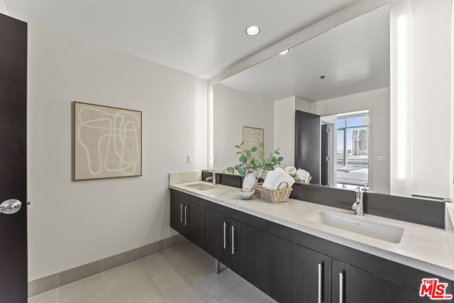 1100 S Hope Street, Los Angeles CA: https://media.crmls.org/mediaz/14c821ec-dae9-45e2-ab70-e81c8629f4de.jpg