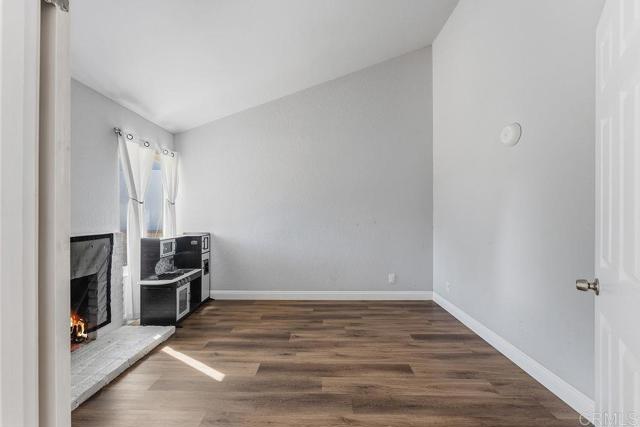 927 Cottonwood Court, Corona CA: https://media.crmls.org/mediaz/14cc2791-83fc-4920-946d-aef6cfca14af.jpg