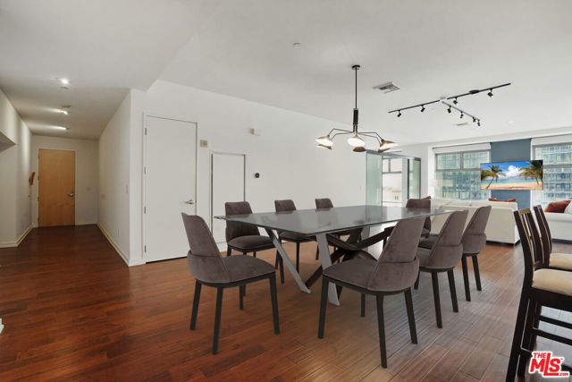 801 S Grand Avenue, Los Angeles CA: https://media.crmls.org/mediaz/14ccc168-02b9-4df2-a22c-27b4da00bd6f.jpg