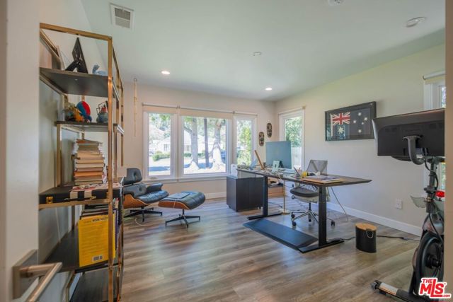 2760 E Glenoaks Boulevard, Glendale CA: https://media.crmls.org/mediaz/14ce794a-e141-4021-b502-5d06c6aff7df.jpg