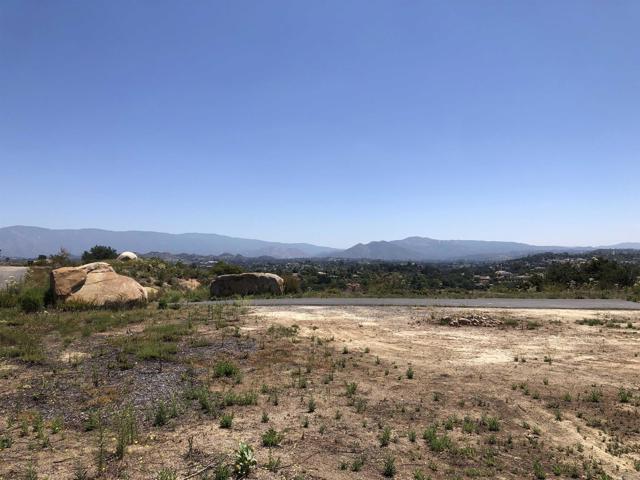 12465 Hillpoint Court, Valley Center CA: https://media.crmls.org/mediaz/14ceefe1-e178-49a1-8c18-6ec5647f4c50.jpg