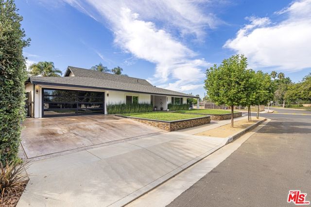 22450 Hatteras Street, Woodland Hills CA: https://media.crmls.org/mediaz/14cf9a5c-6a2a-4d13-912d-3180cc61e31d.jpg
