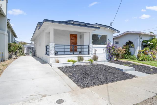 5542 Harvey Ave, Oakland CA: https://media.crmls.org/mediaz/14cfd490-ceb2-46c5-a3ba-c1e518909631.jpg