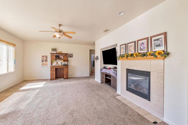 367 Sunburst Street, Los Banos CA: https://media.crmls.org/mediaz/14d004f1-e7da-4144-8471-b0692fa0a3a7.jpg