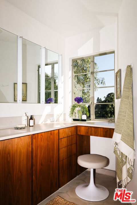 5514 Ridge Oak Drive, Los Angeles CA: https://media.crmls.org/mediaz/14d00f69-20bb-4090-aa08-827e38f4c058.jpg
