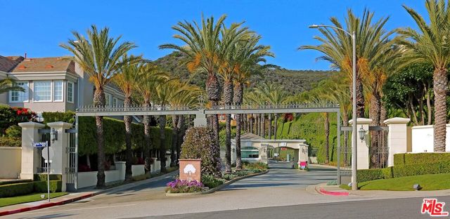 16814 Calle Bellevista, Pacific Palisades CA: https://media.crmls.org/mediaz/14d02388-911e-4ac7-a9d5-df04b91971b2.jpg