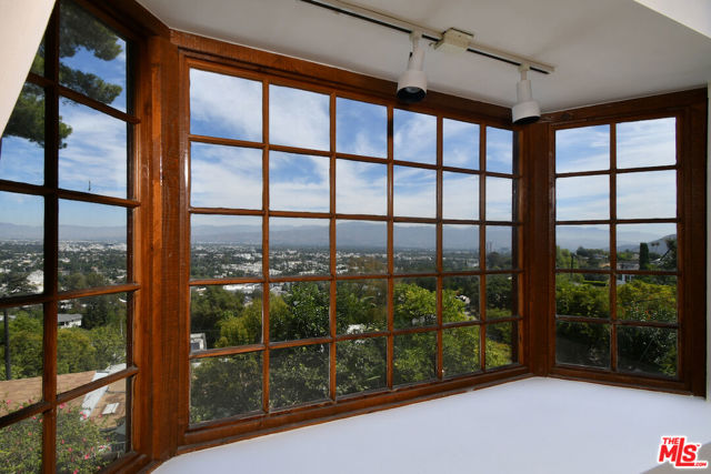 3682 Berry Drive, Studio City CA: https://media.crmls.org/mediaz/14d121ea-0f69-4dc9-84dc-e385e2d1fd91.jpg