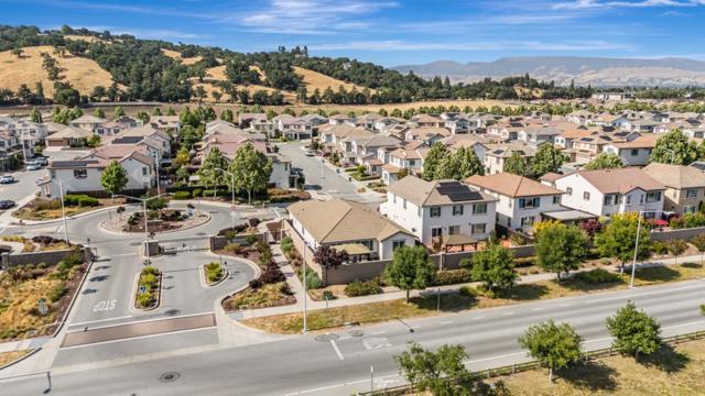 1798 Rosemary Drive, Gilroy CA: https://media.crmls.org/mediaz/14d29276-ea8d-4625-919d-a9767d0fce90.jpg