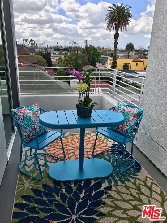 1101 S Harvard Boulevard, Los Angeles CA: https://media.crmls.org/mediaz/14d3a6d8-275b-45fc-adf8-932c9515df9a.jpg