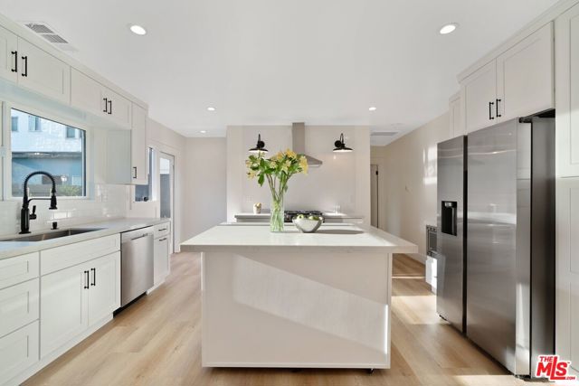 7957 Fountain Avenue, West Hollywood CA: https://media.crmls.org/mediaz/14d43b76-9c2b-44a9-8d4e-adebb469be4b.jpg
