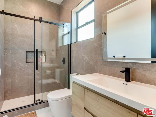 2817 1/2 S Redondo Boulevard, Los Angeles CA: https://media.crmls.org/mediaz/14d4445e-7693-48d4-abe0-f7935378fbaa.jpg