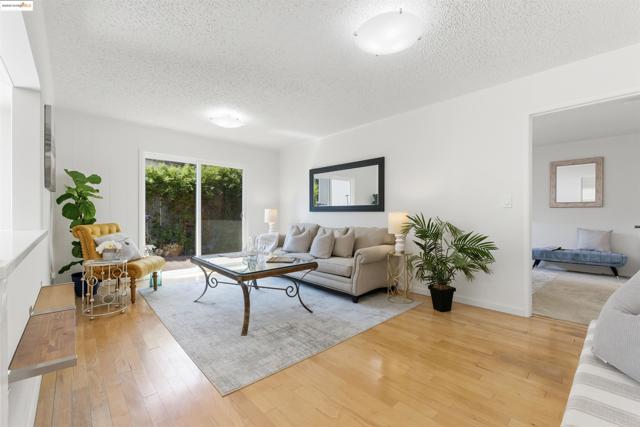 2721 Oliver Ave, Oakland CA: https://media.crmls.org/mediaz/14d44987-f620-4126-b170-97a2fdf1ab17.jpg