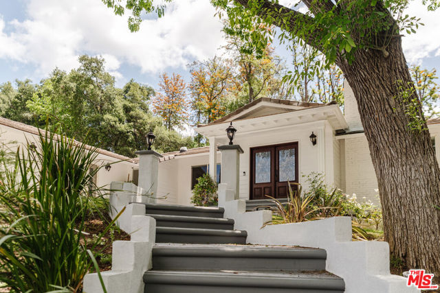 15514 Del Gado Drive, Sherman Oaks CA: https://media.crmls.org/mediaz/14d47683-6e39-406d-916e-8b506b6a49ff.jpg