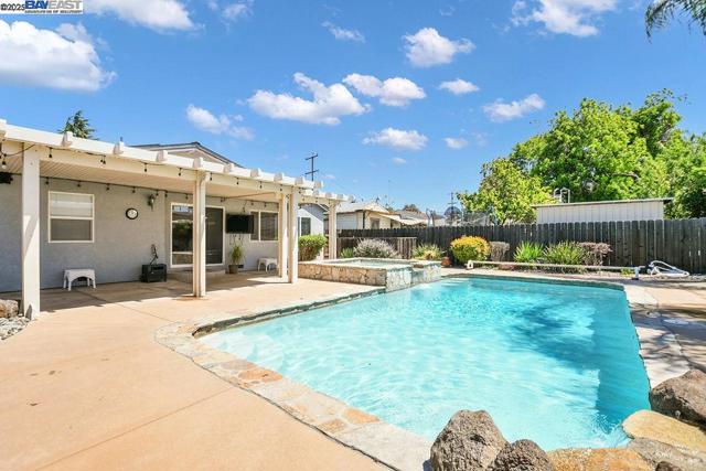 46 E Thirteenth St, Antioch CA: https://media.crmls.org/mediaz/14d5246e-d4c3-468d-ae44-8b05fbe4c6ae.jpg