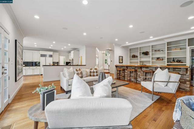3746 Deer Trail Ct, Danville CA: https://media.crmls.org/mediaz/14d5ef33-c612-49cd-a548-cc326b351401.jpg