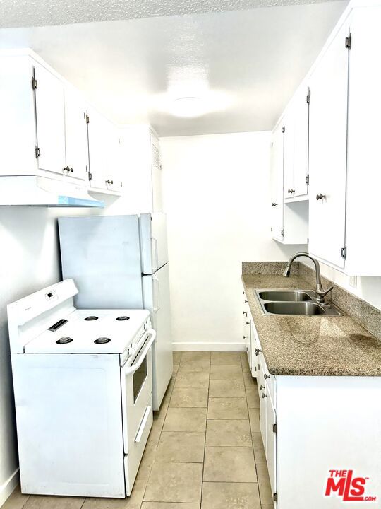 4115 W Century Boulevard, Inglewood CA: https://media.crmls.org/mediaz/14d691ce-43eb-4b8a-8d68-a0c0212c076b.jpg