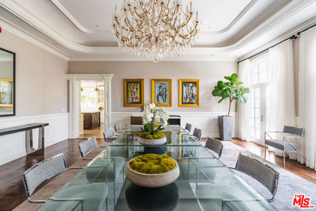 727 N Alta Drive, Beverly Hills CA: https://media.crmls.org/mediaz/14d702b3-46a2-4d7e-a0af-6dbaad3e9e92.jpg