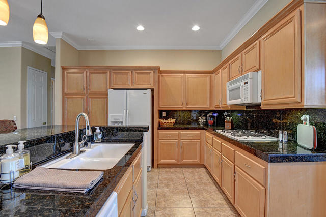 54 Camino Real, Rancho Mirage CA: https://media.crmls.org/mediaz/14d70428-c434-4e41-b58f-41bc0f46c2cb.jpg