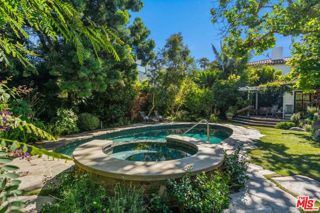 233 S Saltair Avenue, Los Angeles CA: https://media.crmls.org/mediaz/14d78be8-2f06-4f7f-901f-fafa09b53bb6.jpg