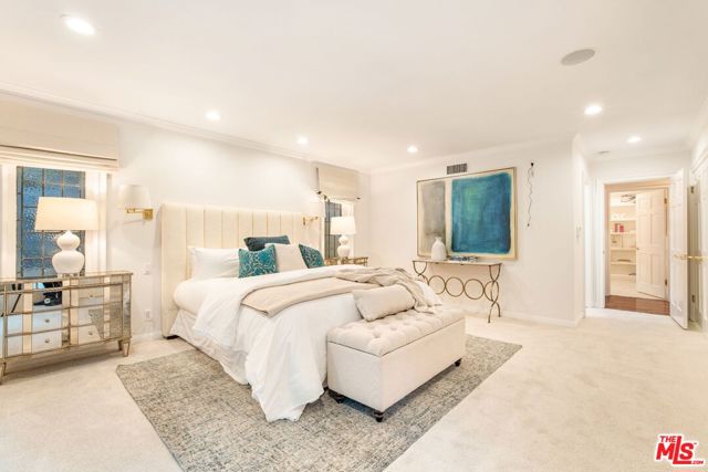 15550 Valley Vista Boulevard, Encino CA: https://media.crmls.org/mediaz/14d80138-3a34-4814-8d83-98b6d9959360.jpg