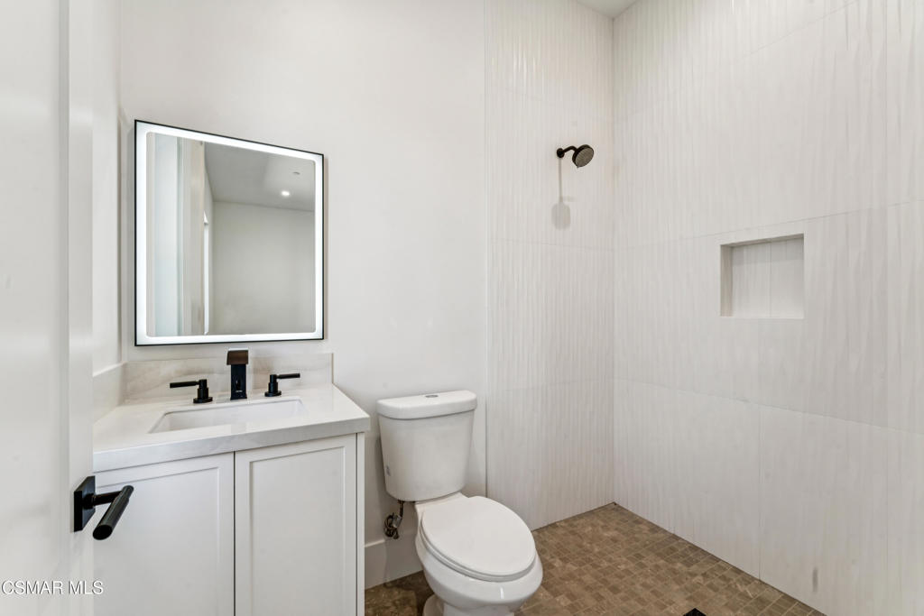 https://media.crmls.org/mediaz/14d87056-f829-419c-aecb-555c3ef739c1.jpg?preset=X-Large