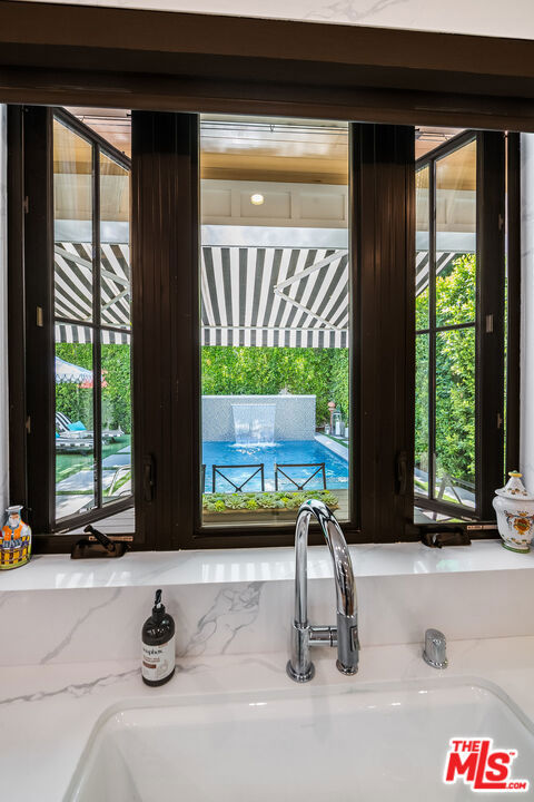 4365 Kraft Avenue, Studio City CA: https://media.crmls.org/mediaz/14d90904-495c-4065-865f-3fb67eb805bb.jpg