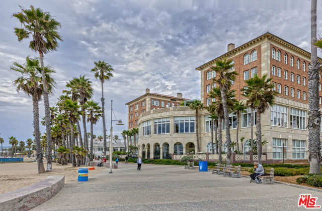 737 Pier Avenue, Santa Monica CA: https://media.crmls.org/mediaz/14d92111-68fb-427e-aa38-8ed8a16ea0d2.jpg