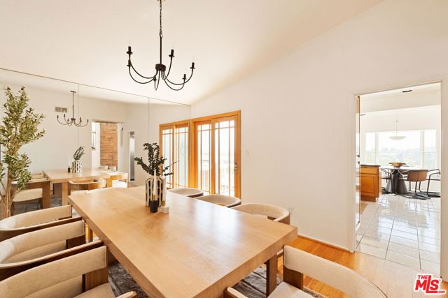 21694 Yucatan Avenue, Woodland Hills CA: https://media.crmls.org/mediaz/14d9683f-d962-4084-9485-2f0185609efb.jpg