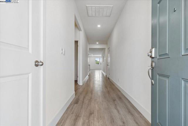 946 Osprey Dr, Lathrop CA: https://media.crmls.org/mediaz/14d990ff-6afc-4c6f-8430-503e051e88b8.jpg