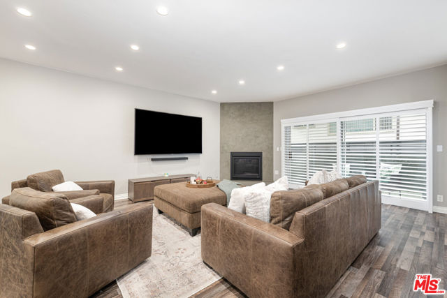 14919 Dickens Street, Sherman Oaks CA: https://media.crmls.org/mediaz/14d99209-c14d-4709-9016-bc4b2e6a3734.jpg