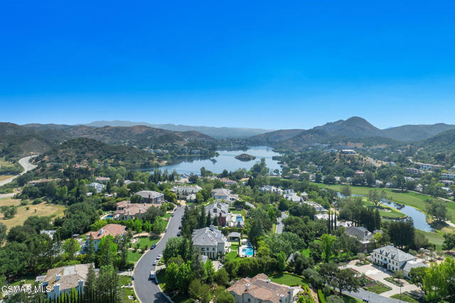 2479 Swanfield Court, Lake Sherwood CA: https://media.crmls.org/mediaz/14d9ae60-155e-4950-a79a-2a4ed2e604ff.jpg