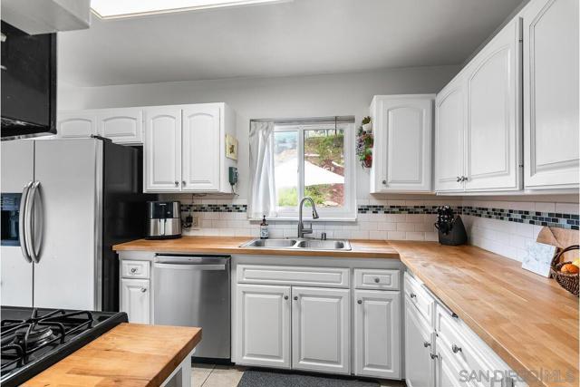 6120 Amaya Dr, La Mesa CA: https://media.crmls.org/mediaz/14dab6b9-f81c-450b-83b3-cad227dce12a.jpg