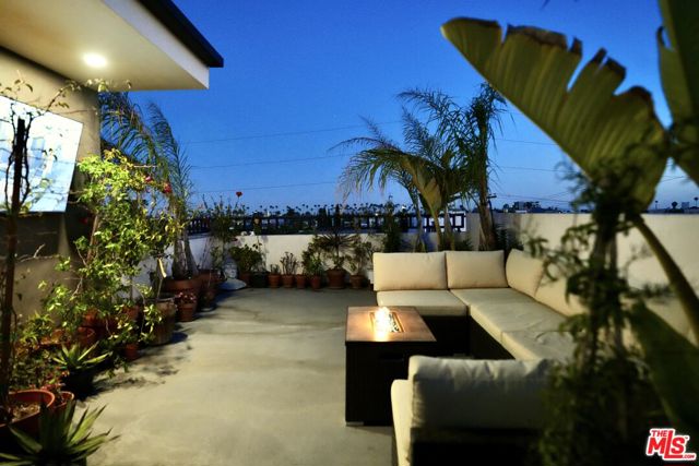 5961 Fountain Avenue, Los Angeles CA: https://media.crmls.org/mediaz/14db14f4-4b6e-42d4-885f-48b012f839e9.jpg