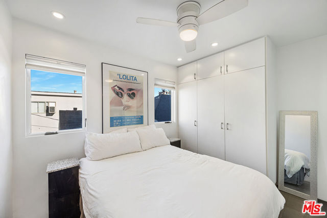 11 24th Avenue, Venice CA: https://media.crmls.org/mediaz/14dc1d15-689e-473b-b874-ed6ddebbc302.jpg