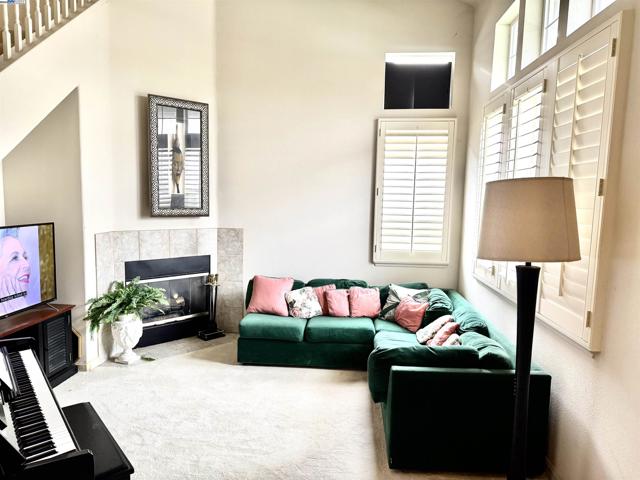 1012 Baltusrol Rd, Livermore CA: https://media.crmls.org/mediaz/14dced19-2538-41f3-a1e5-bb22e71e631e.jpg
