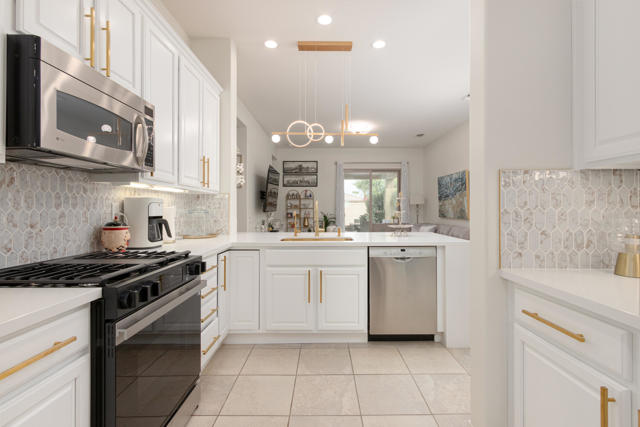 81907 Avenida Bahia, Indio CA: https://media.crmls.org/mediaz/14dd226d-23be-4308-90a9-53e1bde9ecd6.jpg