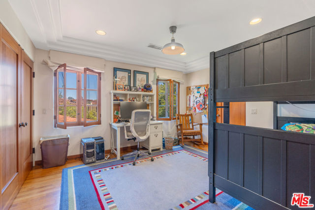 221 S Beverly Glen Boulevard, Los Angeles CA: https://media.crmls.org/mediaz/14dd558e-33af-42eb-b6d8-f365daba8907.jpg