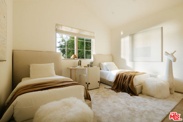 4209 Vantage Avenue, Studio City CA: https://media.crmls.org/mediaz/14dd8631-5f19-4b20-b365-68a3c6192ba3.jpg