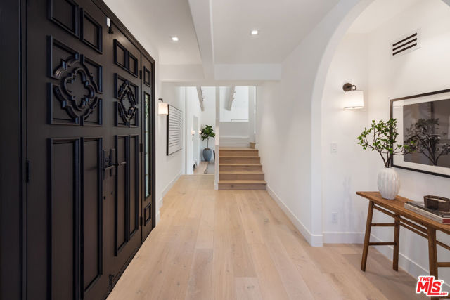 9714 Oak Pass Road, Beverly Hills CA: https://media.crmls.org/mediaz/14df1687-1da3-41c1-8fd5-f8d8f83059e6.jpg