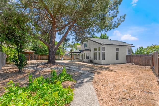 6431 Canyon Creek Way, Elk Grove CA: https://media.crmls.org/mediaz/14e03892-a0a5-4614-a9bf-f5d8b10c6efd.jpg