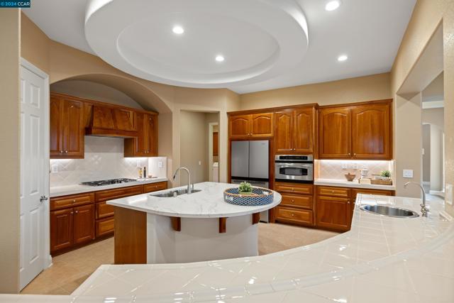8702 Pasatiempo Circle, Roseville CA: https://media.crmls.org/mediaz/14e0cb3f-b1b4-4976-86bb-7ad2ab3cf0ae.jpg
